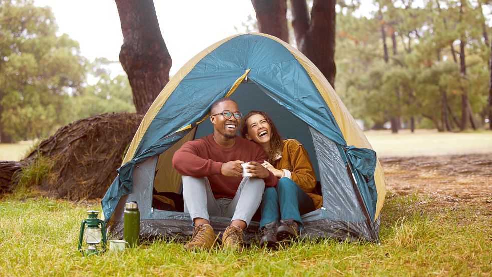 Camping (Symbolbild): Von wegen. So glücklich sieht beim Zelten niemand aus. Foto: IMAGO/Zoonar II