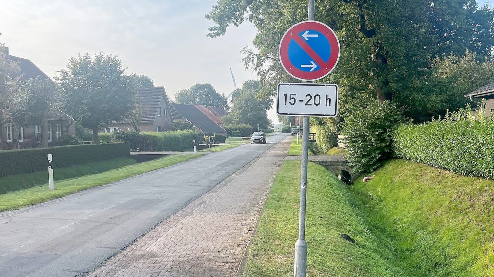 Parken verboten – das gilt in Firrel in Sportplatznähe nur von 15 bis 20 Uhr und zielt speziell auf Fußballfans ab.