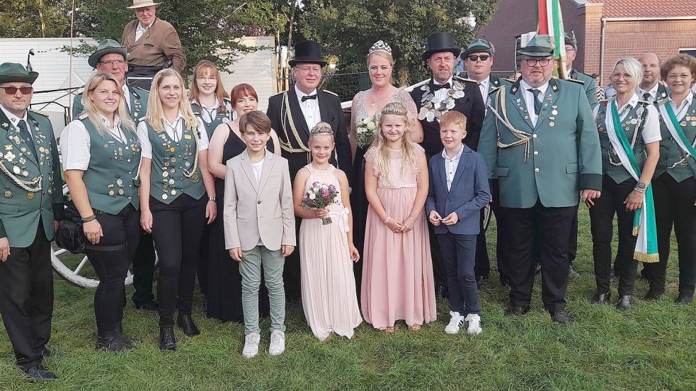 Das neue Königshaus des Schützenvereins Harkebrügge mit König Christoph Kröger und Königin Olivia Meiners-Hagen. Foto: Passmann