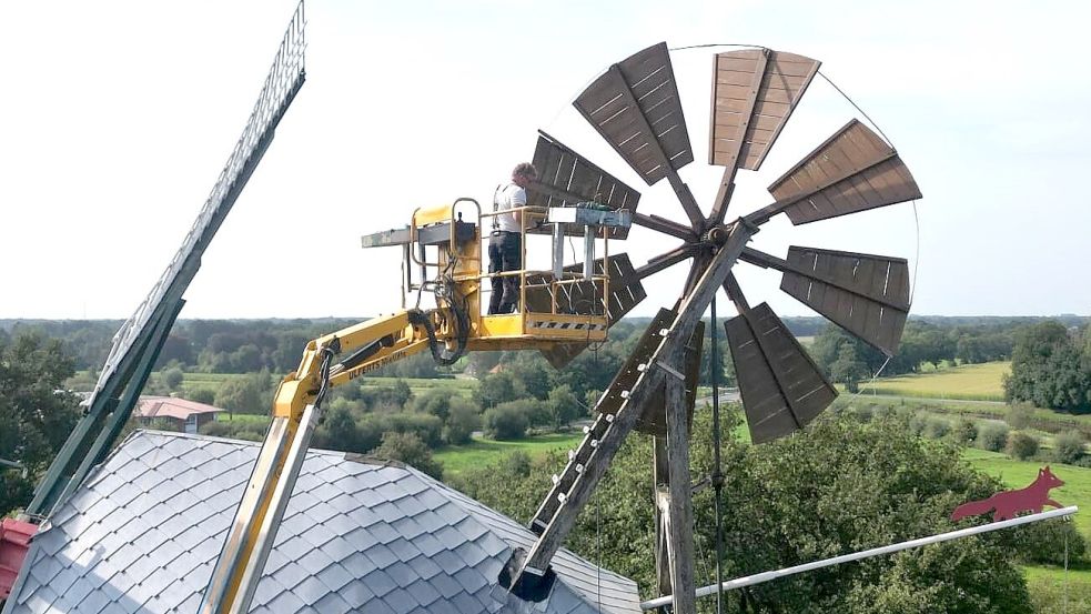 In luftiger Höhe wird der Windrosenbock der Barßeler Windmühle abgebaut. Die Konstruktion ist marode und muss erneuert werden. Fotos: Passmann