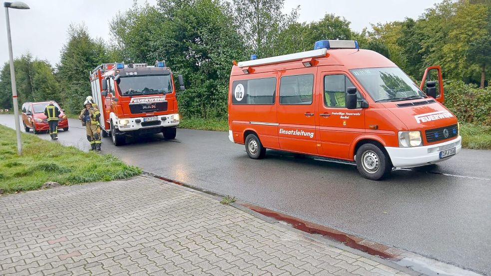 Mit 16 Kräften war die Barßeler Feuerwehr am späten Mittwochnachmittag bei der Beseitigung einer Ölspur im Barßeler Gewerbegebiet im Einsatz. Foto: Feuerwehr
