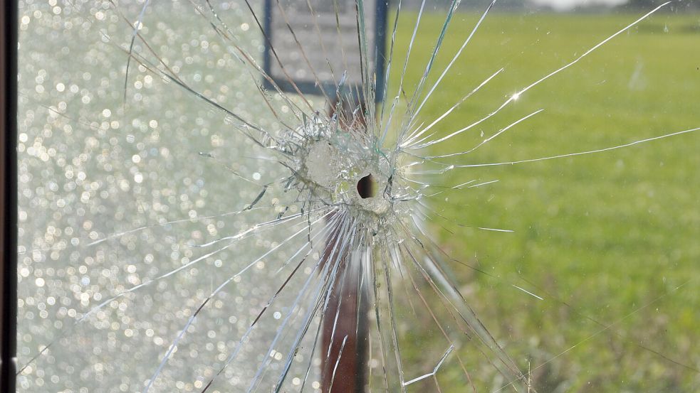 Ein Loch in der Scheibe: In Boomborg ist die Haltestelle kaputt. Foto: Wolters