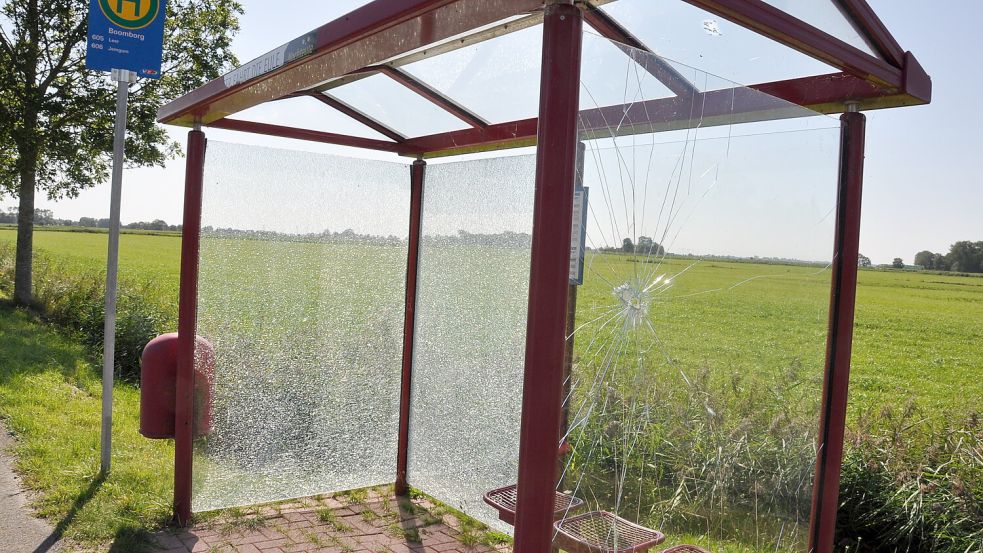 Die Fensterscheiben der Haltestelle in Boomborg haben viel abbekommen. Foto: Wolters