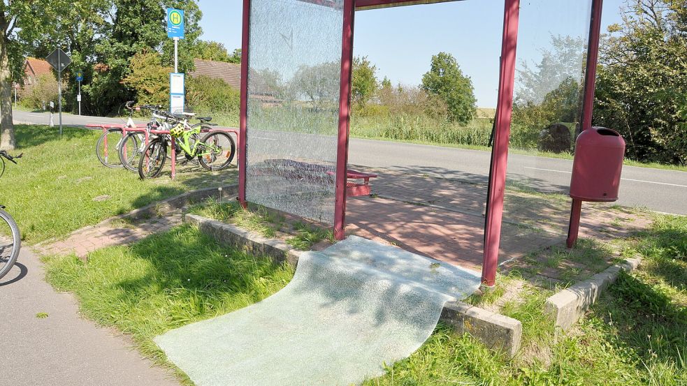 Auch in Coldeborg ist die Haltestelle kaputt. Foto: Wolters