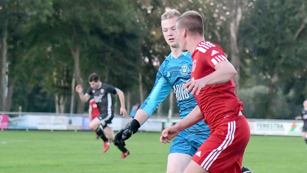 Julian Jauken (rotes Trikot) empfängt am Freitag mit TuRa Westrhauderfehn den TV Bunde um Torwart Joost Oltrop (blaues Trikot). Archivfoto: Damm