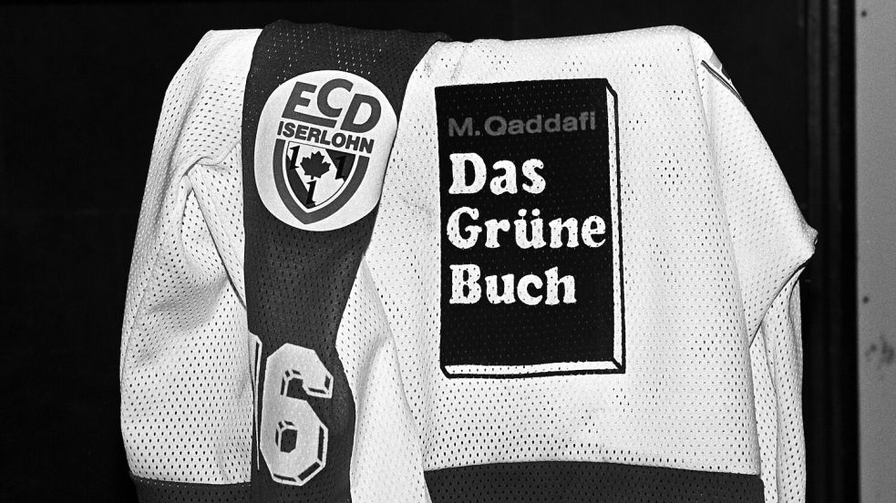 Die Eishockey-Bundesligisten ECD Iserlohn spielen 1987 auf ganz dünnem Eis. Foto: dpa/Franz-Peter Tschauner