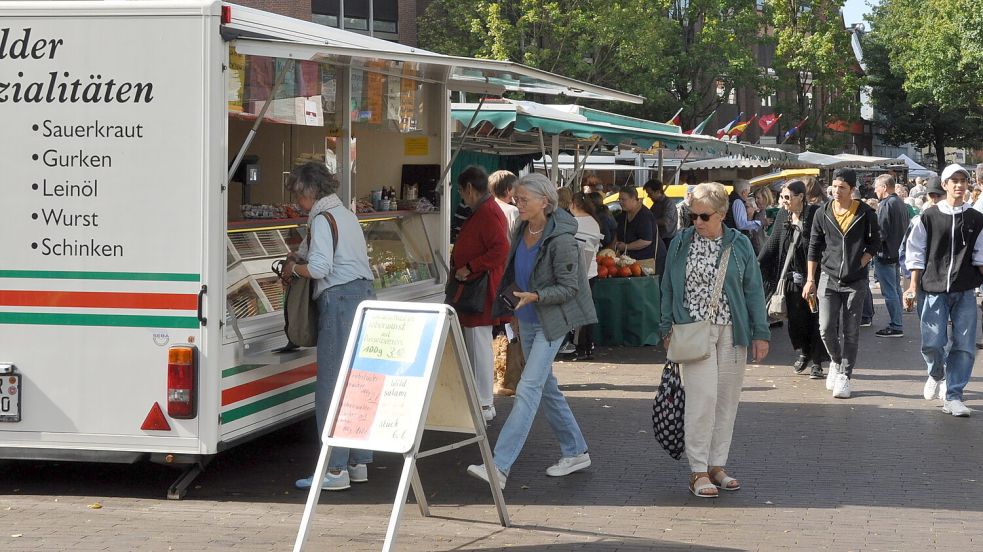 Manche kauften an den Ständen ein, andere bummelten weiter. Foto: Wolters
