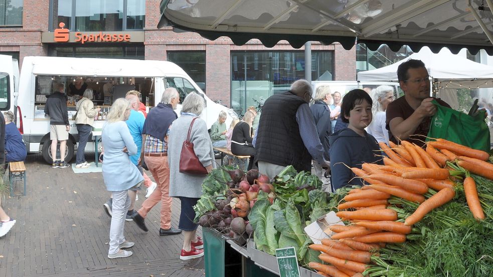 Auch an diesem Sonnabend ist der Wochenmarkt auf dem Denkmalplatz. Foto: Wolters