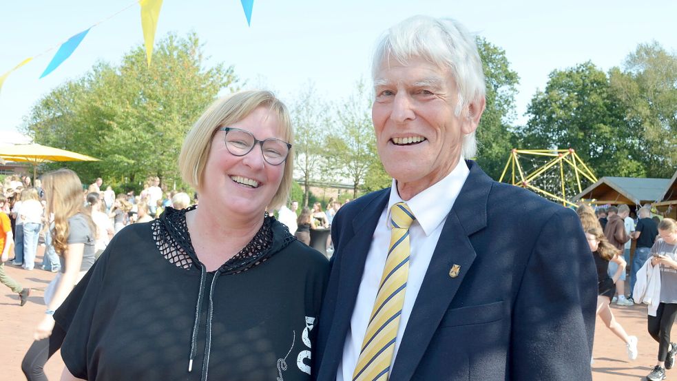 2012 übernahm Ulrike Janssen die Leitung des Rhauderfehner Gymnasiums von Harald Schröter, der die Schule seit ihrer Eröffnung 2004 geleitet hatte. Foto: Fertig