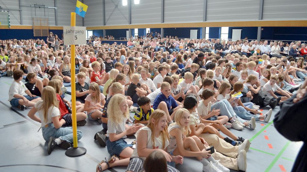 752 Schülerinnen und Schüler besuchen aktuell das Albrecht-Weinberg-Gymnasium. Sie kamen am Freitag zum Festakt in der Sporthalle der Schule zusammen. Foto: Fertig