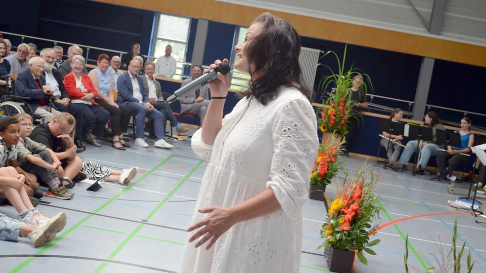 Gitta Connemann stimmte ein Geburtstagsständchen für die Schule an und lobte deren Entstehung als Mutmachgeschichte. Foto: Fertig