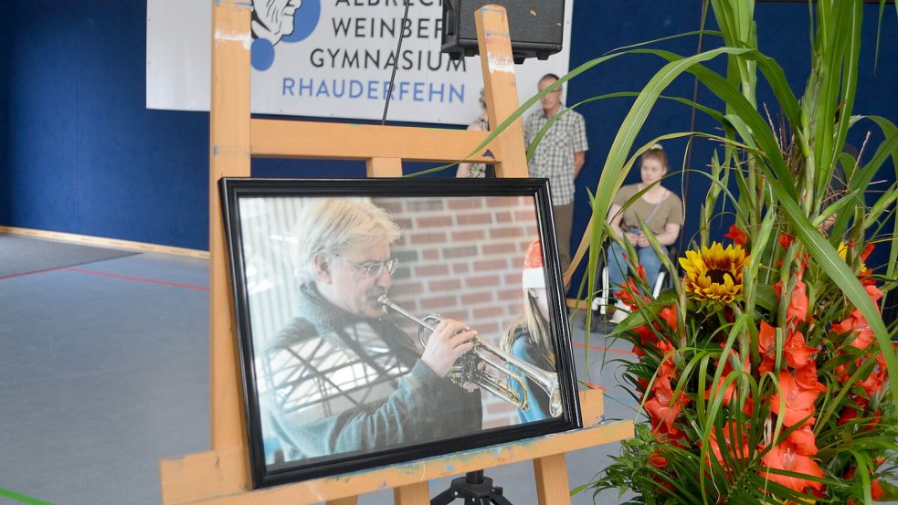 Musiklehrer Hans-Joachim Trum, der im Januar 2024 verstorben ist, wurde mit einem Porträtbild gewürdigt. Foto: Fertig