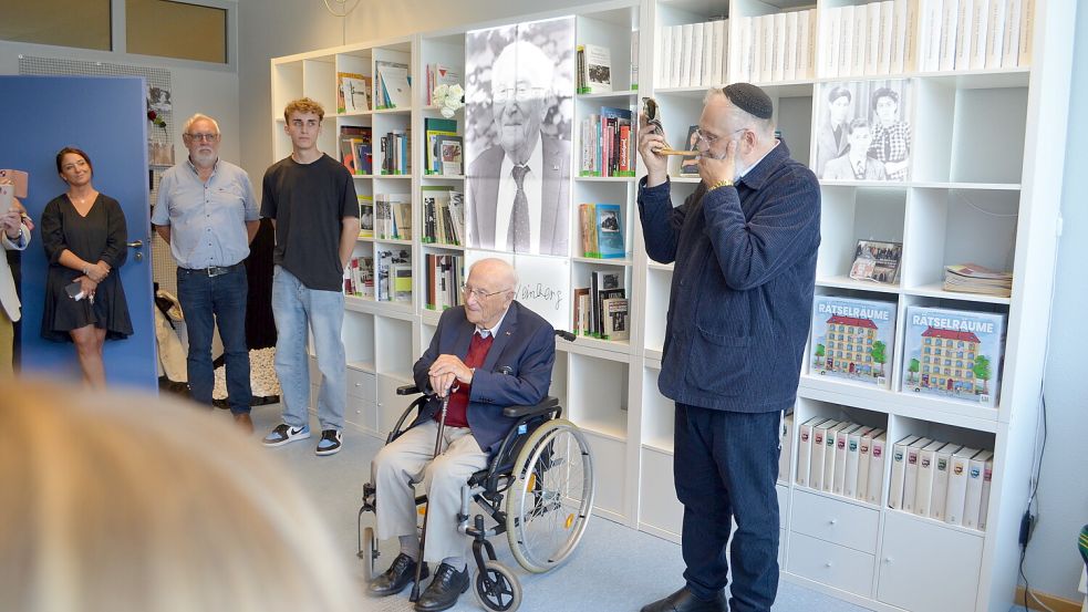 Mit einer Zeremonie, bei der Baruch Chauskin (rechts), Kantor der Jüdischen Gemeinde Osnabrück, den Schofar blies wurde der Raum der Erinnerungskultur mit dem Namensgeber der Schule, Albrecht Weinberg (Mitte) beim Schuljubiläum eingeweiht. Mit dabei (von links) Anke Chudzinski-Schubert, Bruno Schachner und Joost Ridder. Fotos: Fert