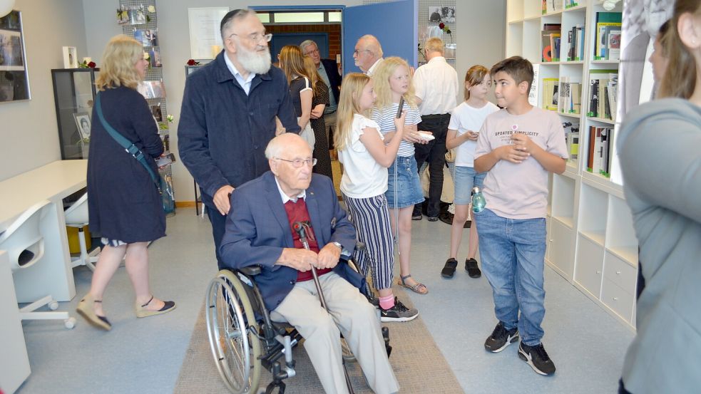 Albrecht Weinberg (sitzend) eröffnete am Freitag im Albrecht-Weinberg-Gymnasium den Raum der Erinnerungskultur. Foto: Fertig