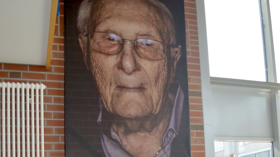 Ein Porträt, das Fotograf Luigi Toscano von Albrecht Weinberg angefertigt hat, hängt seit Donnerstag im Foyer der Schule. Foto: Fertig