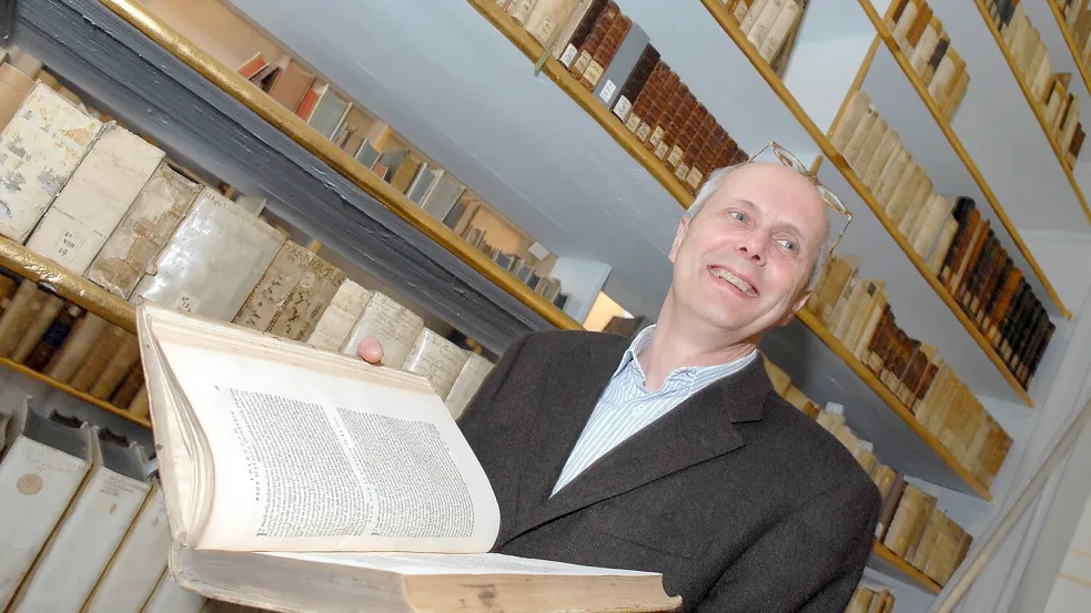 Er rettete kostbare Bücher aus den Flammen: Bibliotheksdirektor Michael Knoche. Foto: imago/epd
