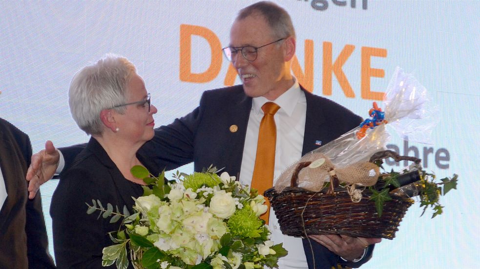 Ahlerich Hamel mit seiner geliebten Frau Anita Hessenius. Das Foto entstand auf der Vertreterversammlung der Volksbank Westrhauderfehn im Jahr 2019. Auf dieser wurde Hamel nach 42-jähriger Tätigkeit in die passive Altersteilzeit verabschiedet. Archivfoto: Zein