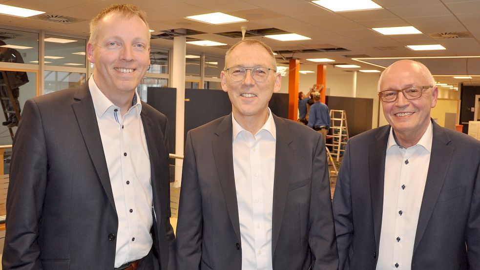 Langjährige Wegbegleiter bei der Volksbank Westrhauderfehn: (von links): Uwe Brechtezende, Ahlerich Hamel und Harald Lott. Archivfoto: Ammermann