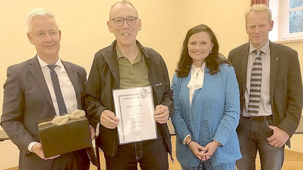 Ahlerich Hamel (Zweiter von links) bei der Verleihung des "Blinkfüür"-Preises mit (von links) Leers Landrat Matthias Groote, der CDU-Bundestagsabgeordneten Gitta Connemann und Rhauderfehns Bürgermeister Geert Müller. Foto: Archiv
