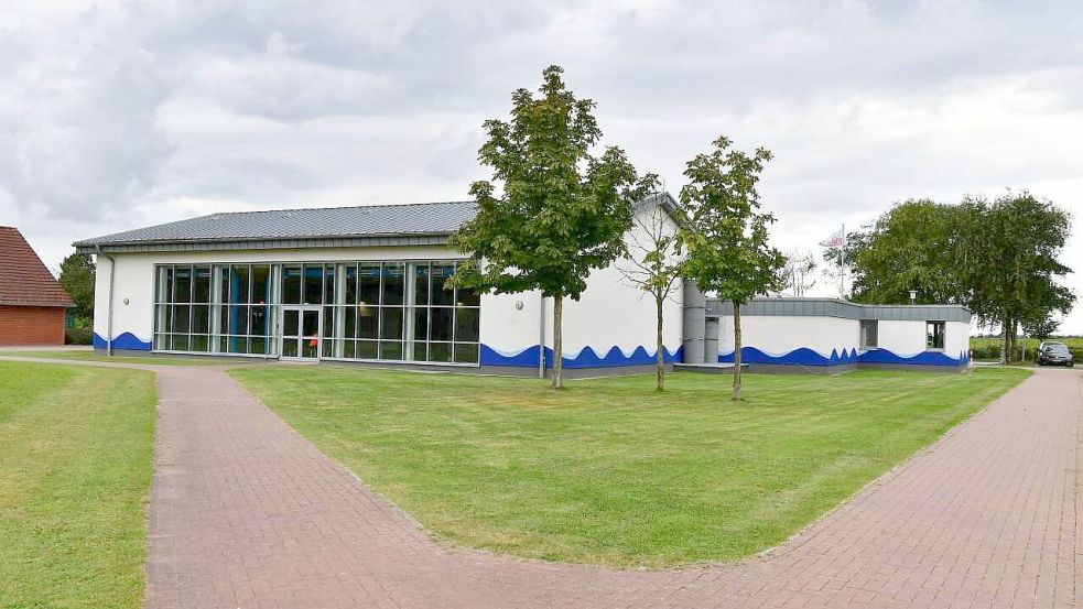 Das Udo-Solick Bad wird seit 2008 von der Schwimmsparte des Turn- und Sportvereins Pewsum betrieben. 2022 wurde die Halle aufwändig saniert. Foto: Wagenaar