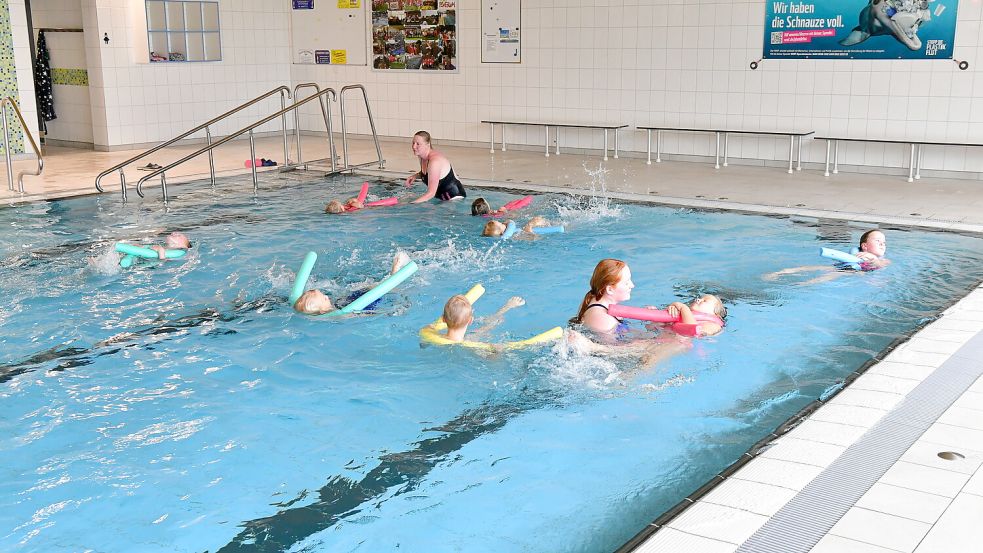 Da viele der Kinder erst im Kurs schwimmen lernen, werden Schwimmnudeln als Unterstützung herangezogen. Foto: Wagenaar