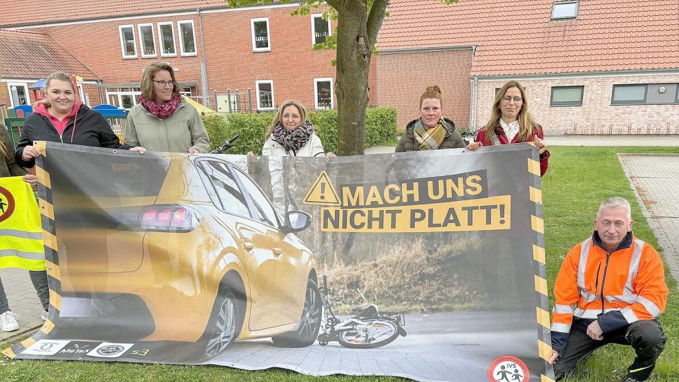 Viele Mütter und Väter kritisieren die Verkehrssituation in Collhusen. Sie haben mittlerweile die „Interessengemeinschaft Verkehrssicherheit Schulstraße (IVS)“ gegründet. Mit großen Bannern machen die Eltern auf die Situation aufmerksam und fordern Rücksichtnahme. Foto: Ammermann/Archiv