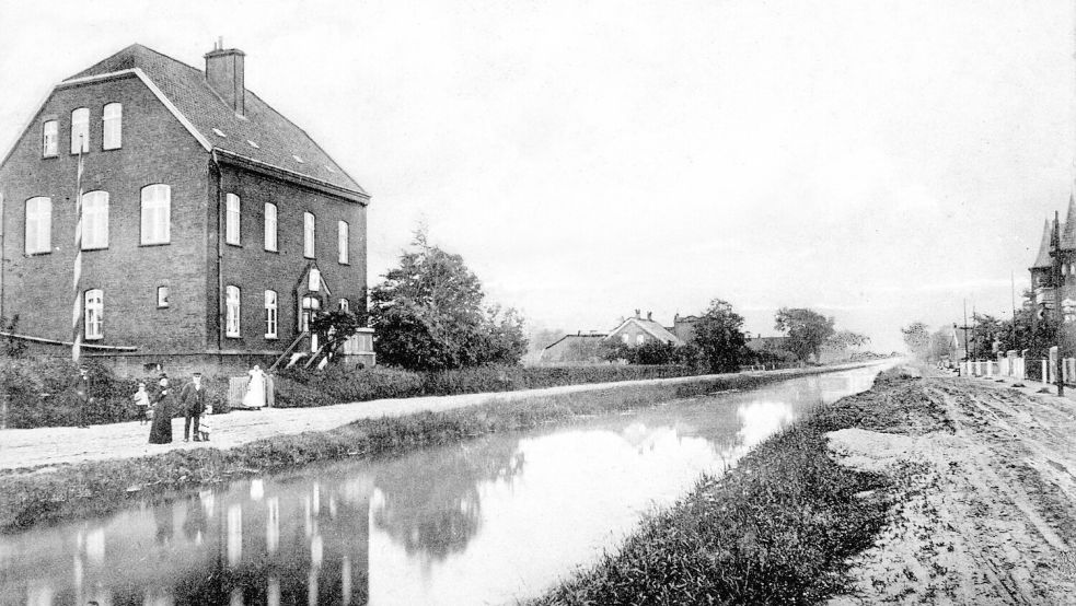 Das Foto zeigt die alte Navigationsschule in Westrhauderfehn an der 1. Südwieke. Foto: Fehn- und Schiffahrtsmuseum Westrhauderfehn