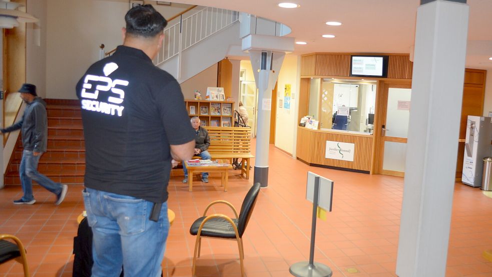 Der Sicherheitsmann von EPS Security aus Papenburg beobachtet, wer an diesem Donnerstag und Freitag im Rathaus in Ramsloh aus und ein geht. Foto: Fertig
