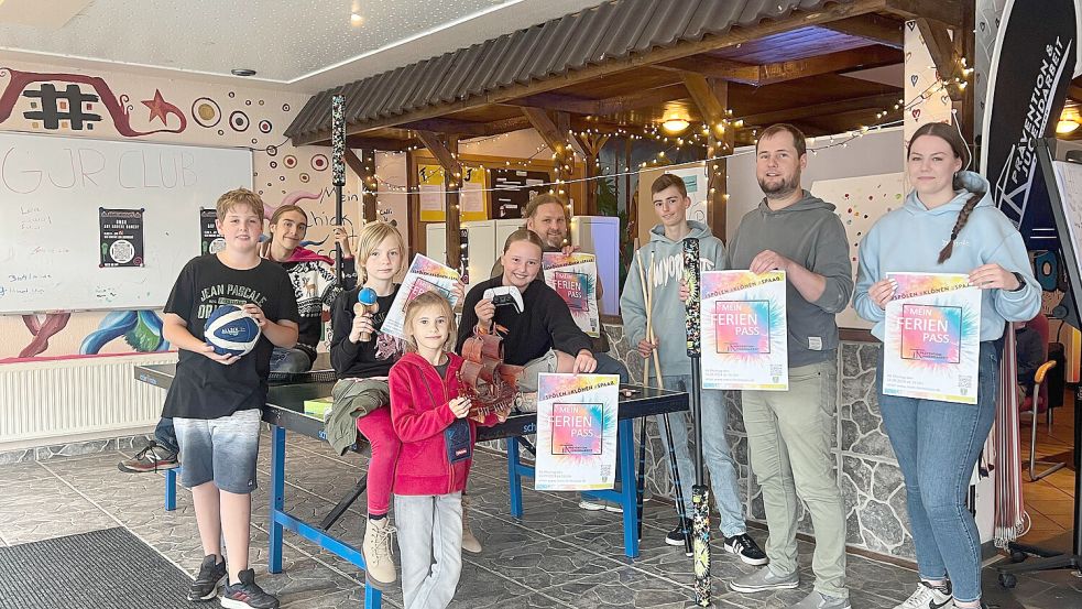 Malte Spieker (von links), Benjamin Stoll, Lea Söcker, Laura Berlage, Larissa Jordan, Timo Zeleck, Erik Schmidt, Nico Bergmann und Jule Weers präsentieren das Plakat zum Herbstferien-Angebot.