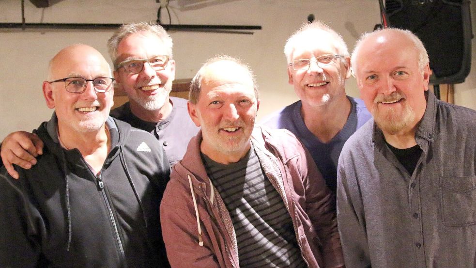 Band Walhalla (von links): Hans Schleinhege (Gitarre, Gesang), Herbert Führs (Drums), Josef Kempen (Keyboard, Gitarre, Gesang), Clemens Hockmann (Gitarre), Reinhold Kempen (Bass, Gesang). Foto: Veranstalter