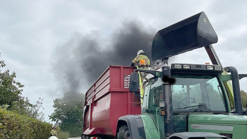 Die Löscharbeiten waren eine Herausforderung für die Scharreler Feuerwehr. Foto: Giehl/Feuerwehr Saterland