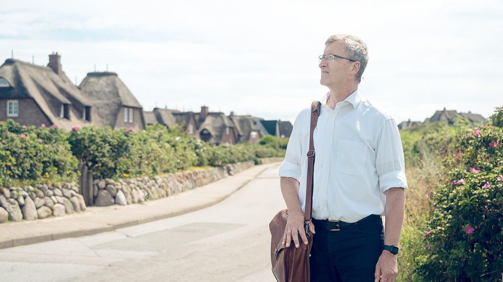Kreisbaudirektor Burkhard Jansen durchkämmt die Straßen auf Sylt nach illegalen Ferienwohnungen. Foto: NDR/Philipp Nöhr