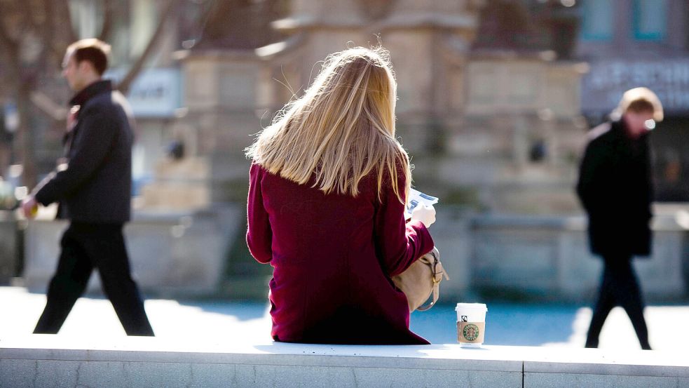 Einen Kaffee schlürfen im Café an der Ecke? Das geht bald nicht mehr für alle. Foto: dpa/Frank Rumpenhorst