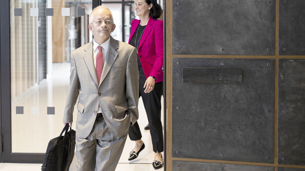 Muss erneut im Untersuchungsausschuss aussagen: Jörg Mielke (SPD), Staatssekretär und Leiter der Staatskanzlei – hier bei der Befragung im Mai. Foto: dpa/Michael Matthey