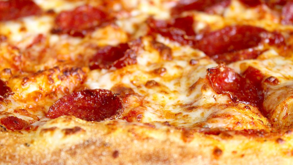 Pizza Salami: Ein Klassiker aus der Tiefkühlung – Stiftung Warentest warnt jedoch vor schlechten Ernährungswerten. Foto: IMAGO / Panthermedia