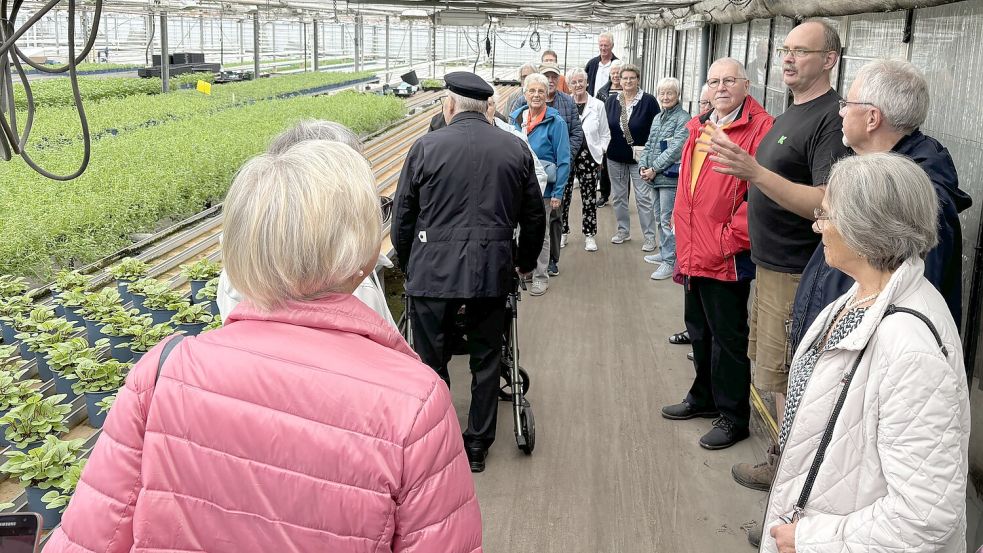 Die Besichtigung der Völlener Gärtnerei von Jutta Freiwald und Glenn Schmidt-Freiwald stand auch auf dem Programm. Foto: Ammermann