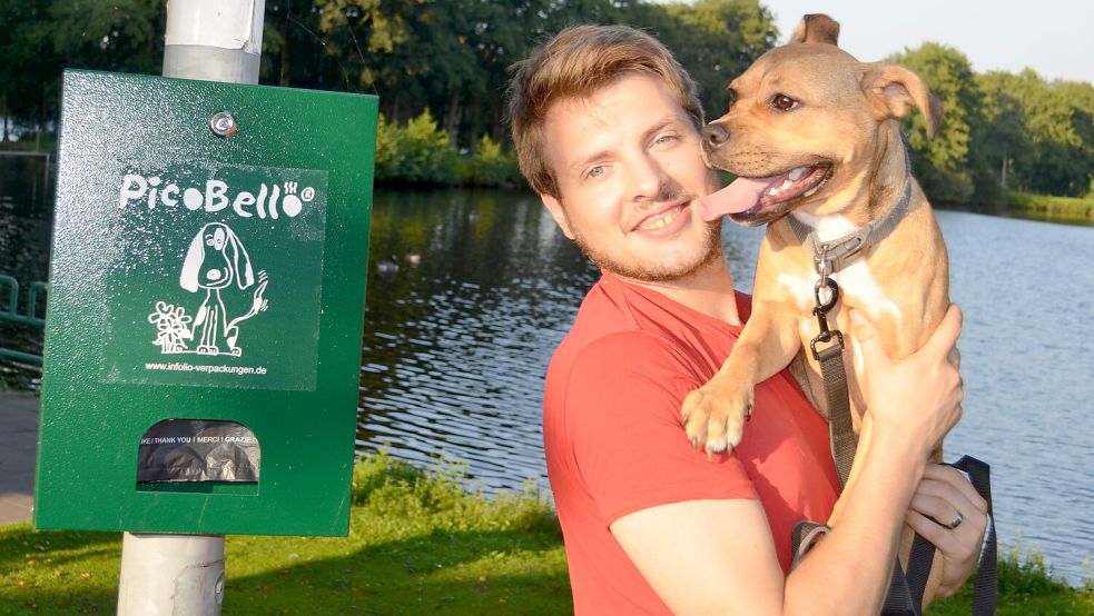Fabian Beckmann, hier mit Junghündin Lucy, freut sich über neu aufgestellten Spendenboxen, mit denen Hundehalter die Hinterlassenschaften ihrer Lieblinge entsorgen. Foto: Fertig