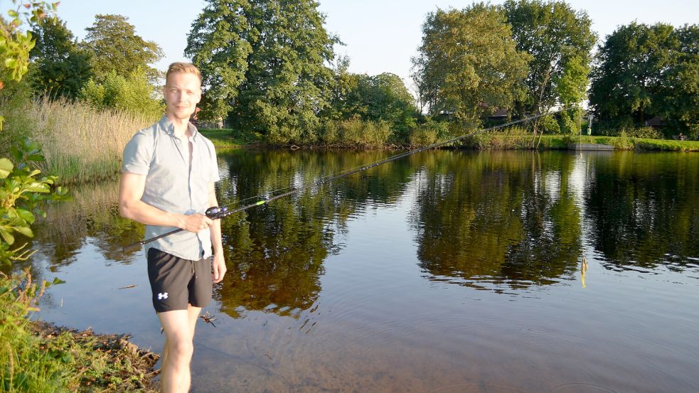 Leon Fritsch, Angler und Anlieger, findet die Beutelspender "generell vernünftig". Allerdings hat er auch schon gefüllte Hundekotbeutel wieder aus dem See gefischt. Foto: Fertig
