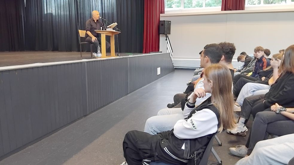 Kinder- und Jugendbuchautor Tobias Elsäßer besuchte die EKS in Rhauderfehn.Foto: scherzer