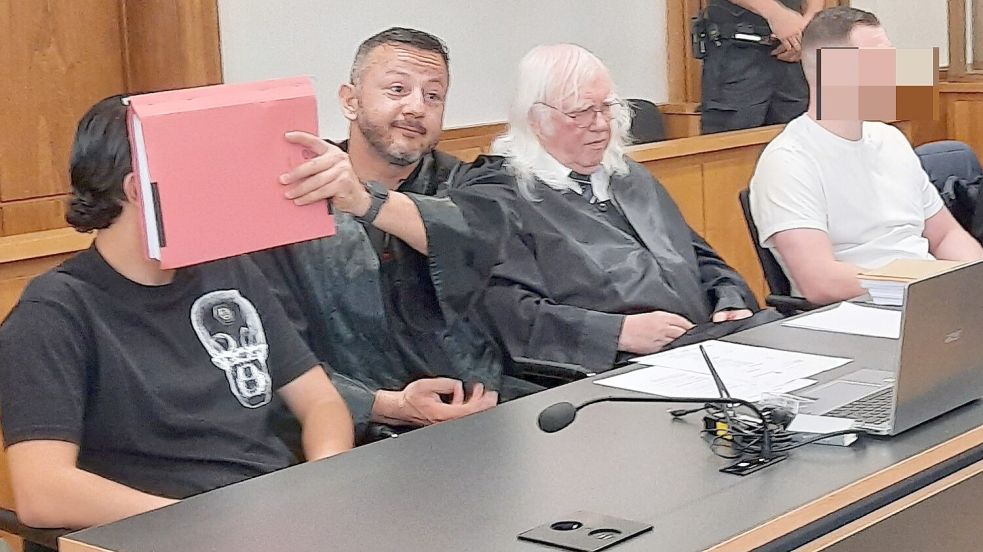Prozessauftakt am Dienstag in Oldenburg: Zwei der fünf Angeklagten mit ihren Verteidigern. Foto: Wieking