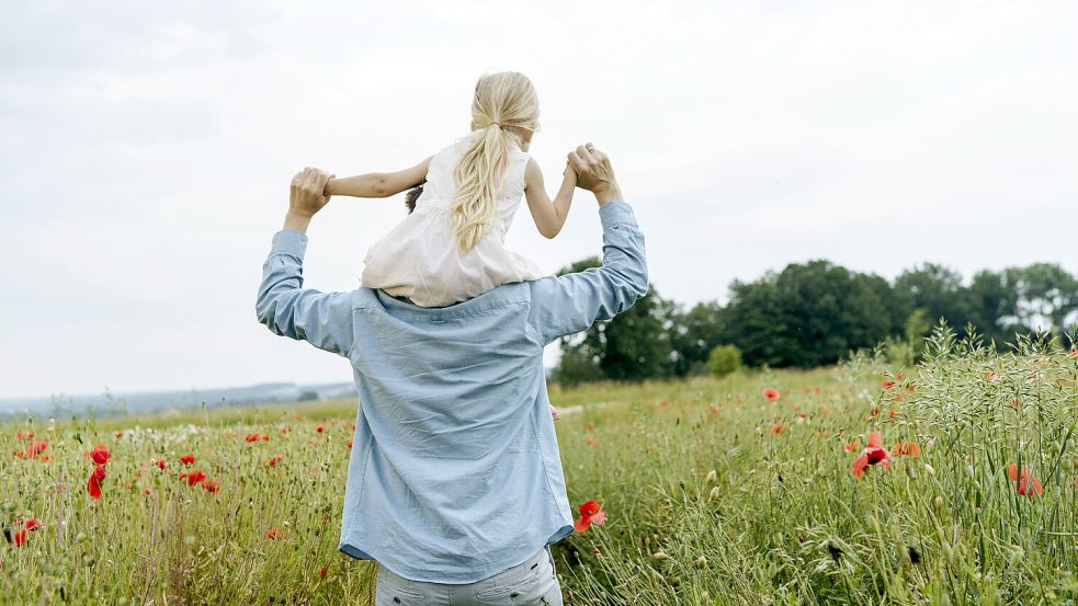 Unser Familiennewsletter „Mensch, Papa!“ erscheint alle zwei Wochen donnerstags. Foto: IMAGO/Westend61