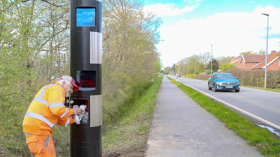 Ein "Superblitzer" wurde im April in Westerende-Kirchloog installiert. Der erfasst Geschwindigkeitsverstöße in beide Fahrtrichtungen. Im Landkreis Leer gibt es solche stationären Anlagen bisher nicht. Foto: Banik/Archiv