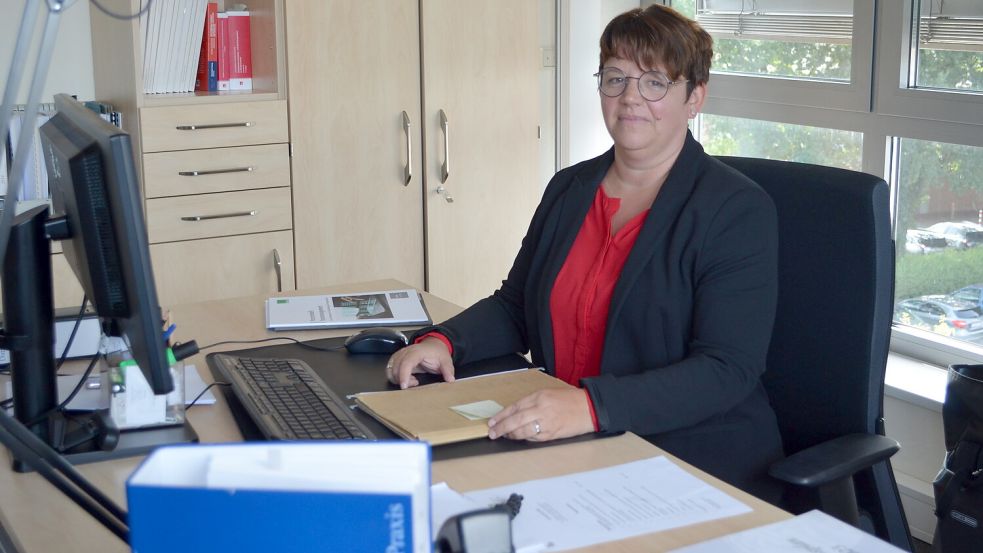 Rhauderfehns Kämmerin Sandra Kässens an ihrem Arbeitsplatz im Dachgeschoss im Rathaus der Gemeinde. Sie hat dem Finanz- und Wirtschaftsausschuss jetzt die Haushaltslage fürs laufende Jahr dargestellt. Foto: Fertig