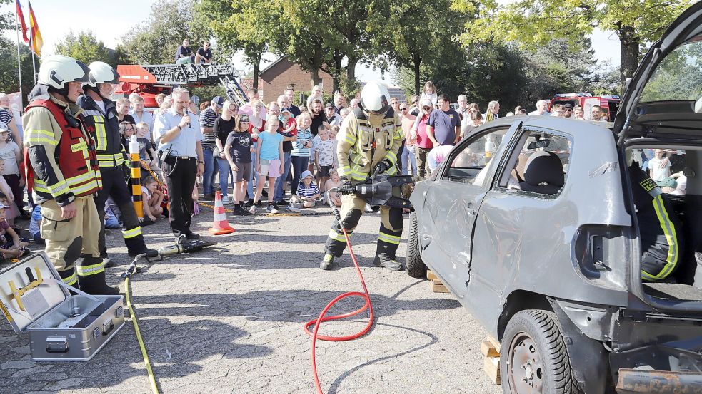 Die Barßeler Wehrleute zeigten den Besuchern, wie im Auto eingeklemmte Menschen befreit werden. Foto: Passmann