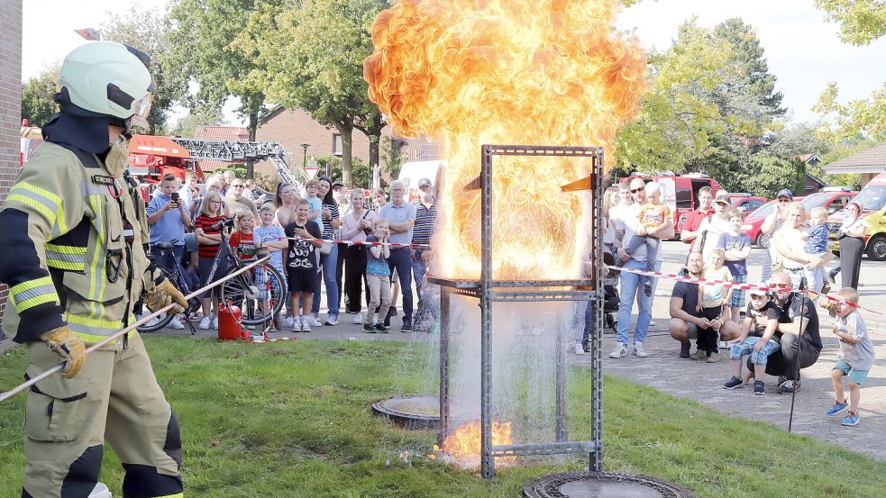 Eine feurige Angelegenheit war die Vorführung der Fettexplosion. Foto: Passmann