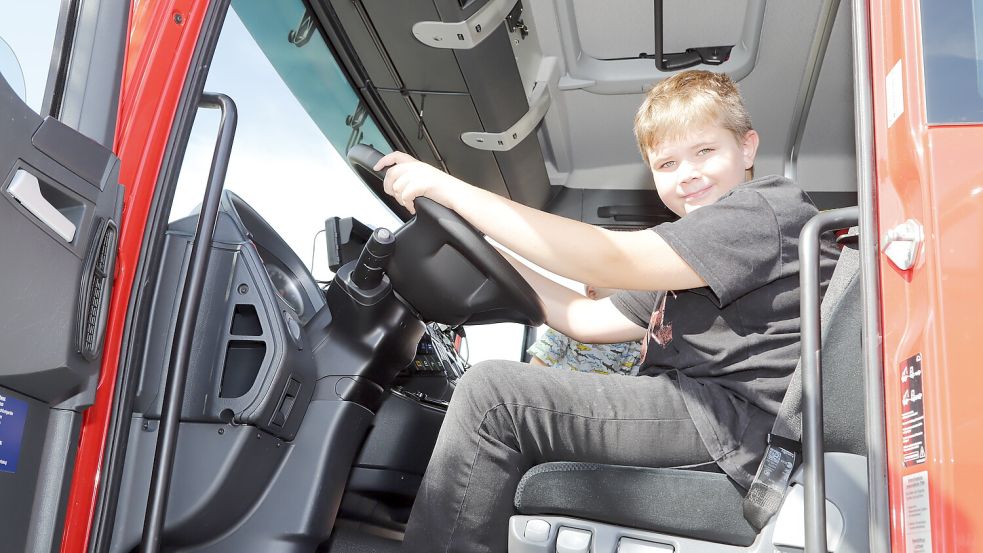 Der neunjährige Jan nahm schon mal hinter dem Steuer eines Feuerwehrfahrzeugs Platz. Foto: Passmann