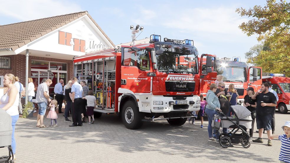 Die Besucher schauten sich den Fuhrpark der Barßeler Wehr an. Foto: Passmann