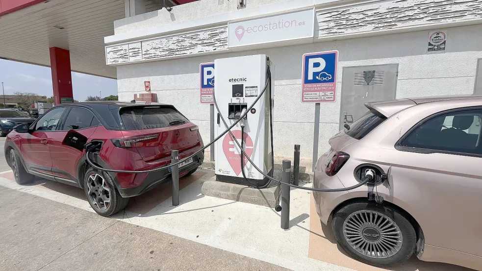 Begehrter Schnellladepunkt im Südwesten von Mallorca. Foto: Tobias Schmidt
