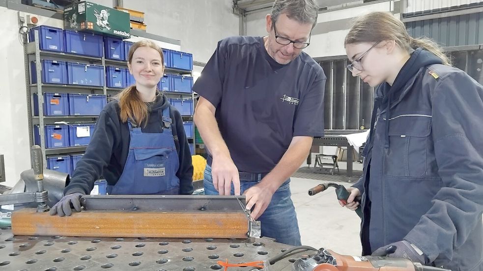 Samira Schrei (19) (links außen) aus Klostermoor ist im 4. Ausbildungsjahr. Samira Gessler (16) (rechts außen) aus Rhauderfehn startet ihre Ausbildung am 1. Oktober 2024. Andreas Jansen (Mitte) erläutert seinen Azubis einen Arbeitsschritt. Foto: Scherzer