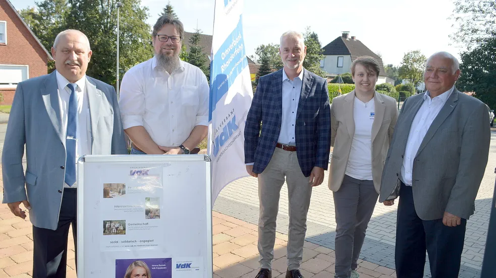 Der Ortsverband Rhauderfehn-Ostrhauderfehn im Sozialverband VdK Niedersachsen-Bremen feierte sein 75-jähriges Jubiläum. Das Foto zeigt (von links) Uwe Wagner, Vorsitzender des Ortsverbandes, Thorsten Baumgarten (Geschäftsführer, Ostrhauderfehns Bürgermeister Günter Harders, Miriam Wagner (Vertreterin im Landesvorstand VdK der jüngeren Mitglieder) sowie Bernhard Robbers (Vertreter der Gemeinde Rhauderfehn). Fotos: Weers